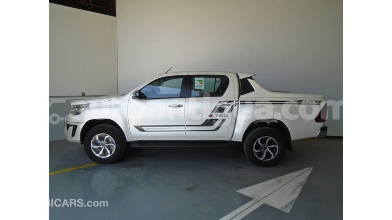 Big with watermark toyota hilux antigua import dubai 1182