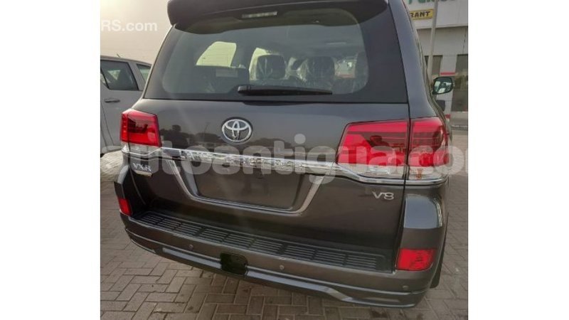 Big with watermark toyota land cruiser antigua import dubai 1202