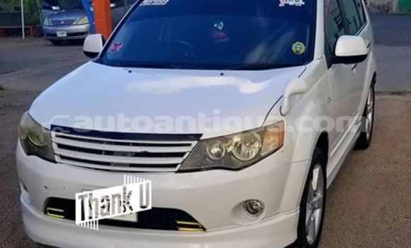 Buy Used Mitsubishi Outlander White Car in St John's in Antigua