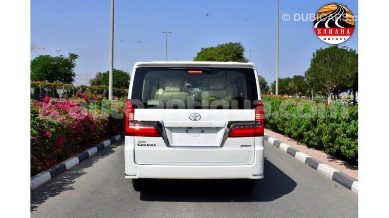 Big with watermark toyota granvia antigua import dubai 1753