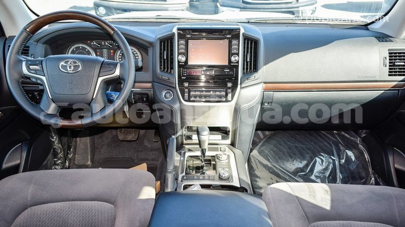 Big with watermark toyota land cruiser antigua import dubai 1804