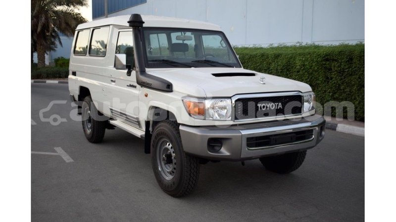 Big with watermark toyota land cruiser antigua import dubai 1843