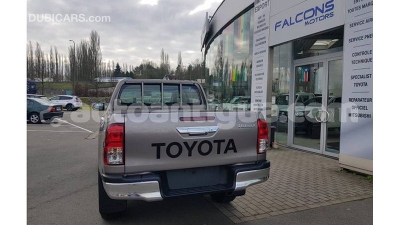 Big with watermark toyota hilux antigua import dubai 1975