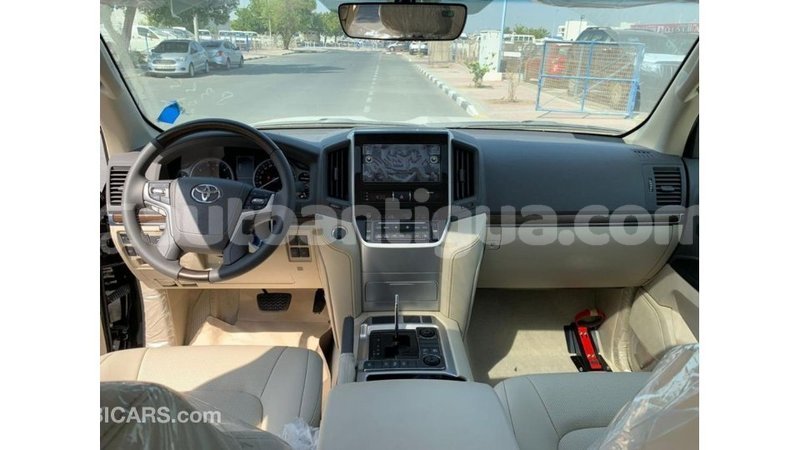 Big with watermark toyota land cruiser antigua import dubai 1986