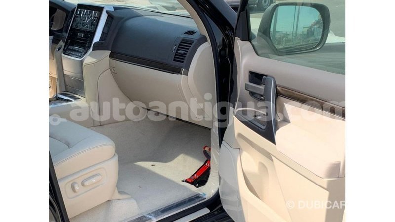 Big with watermark toyota land cruiser antigua import dubai 1986