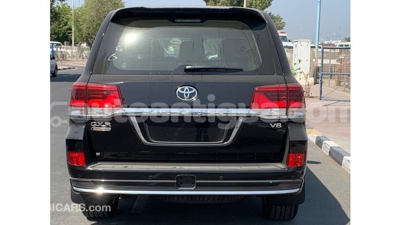 Big with watermark toyota land cruiser antigua import dubai 1986
