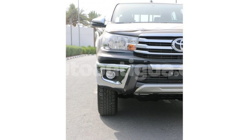Big with watermark toyota hilux antigua import dubai 1996
