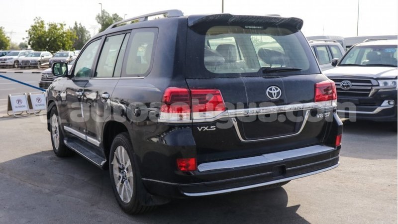 Big with watermark toyota land cruiser antigua import dubai 2033