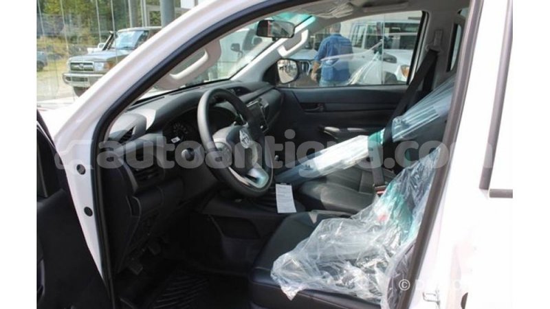 Big with watermark toyota hilux antigua import dubai 2085