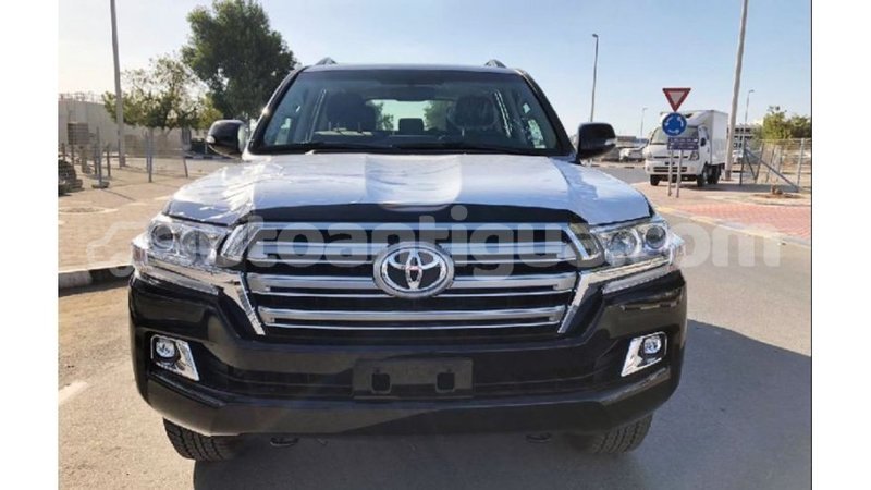 Big with watermark toyota land cruiser antigua import dubai 2117