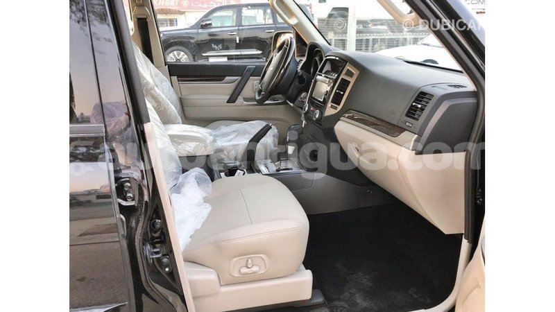Big with watermark mitsubishi pajero antigua import dubai 2123