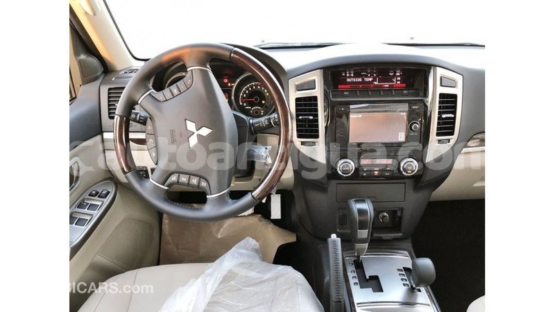 Big with watermark mitsubishi pajero antigua import dubai 2123