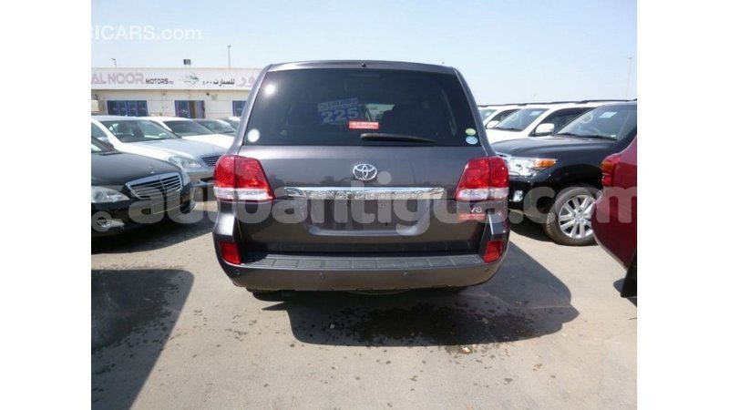 Big with watermark toyota land cruiser antigua import dubai 2339