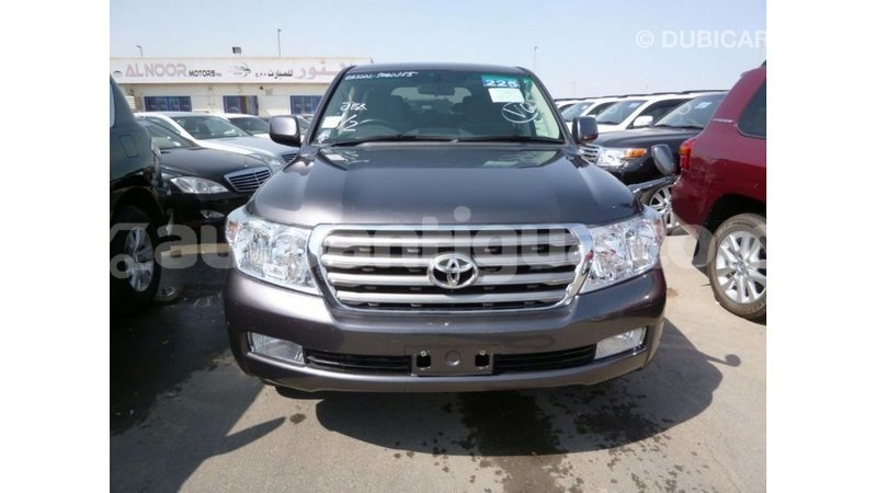 Big with watermark toyota land cruiser antigua import dubai 2339