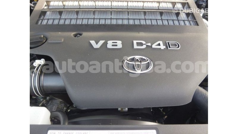 Big with watermark toyota land cruiser antigua import dubai 2525