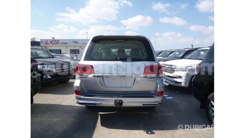 Big with watermark toyota land cruiser antigua import dubai 2533