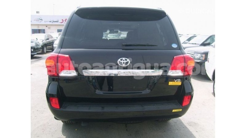 Big with watermark toyota land cruiser antigua import dubai 2569