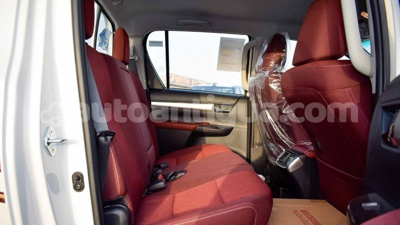 Big with watermark toyota hilux antigua import dubai 2605