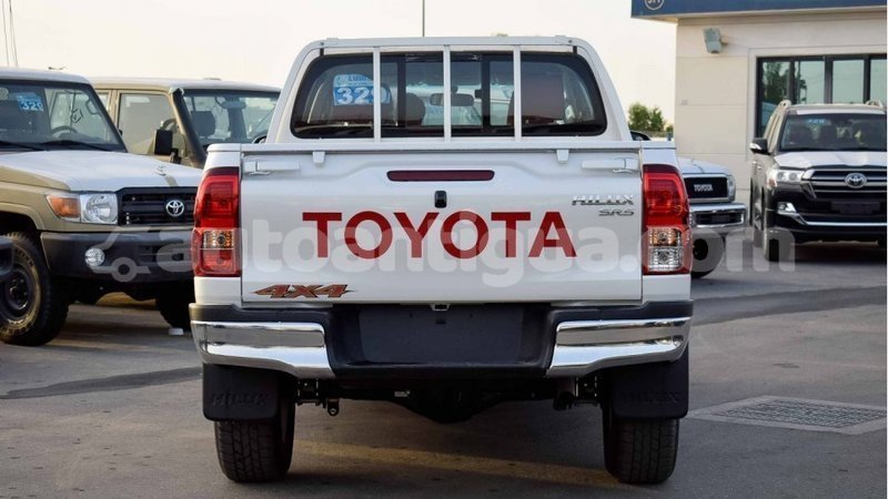 Big with watermark toyota hilux antigua import dubai 2605
