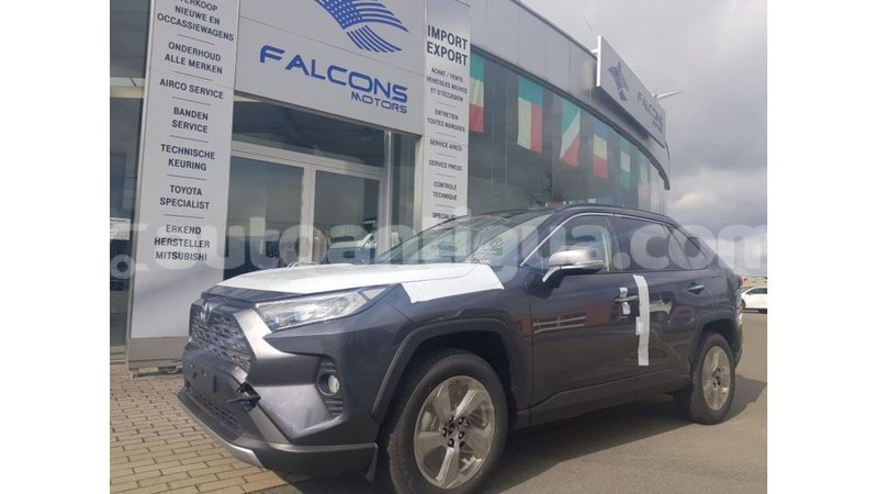 Big with watermark toyota hiace antigua import dubai 2752