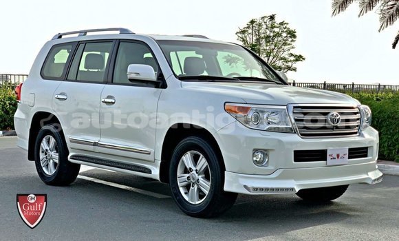 Buy Import Toyota Land Cruiser White Car in Import - Dubai in Antigua