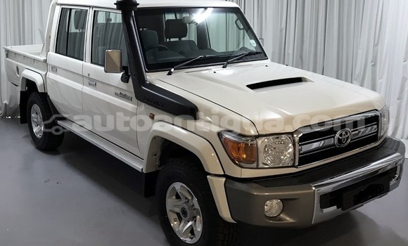 Buy Used Toyota Land Cruiser White Car in Import - Dubai in Antigua