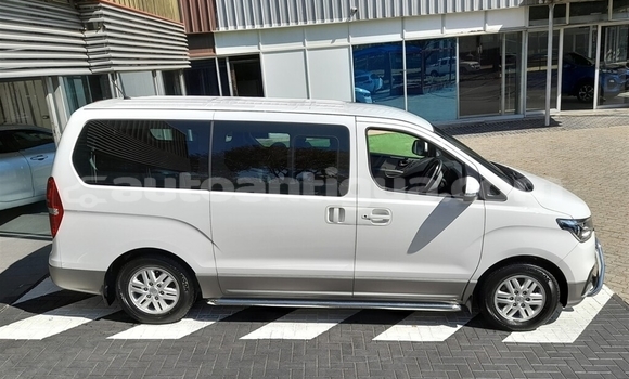 Buy Used Hyundai H200 White Car in St John's in Antigua Buy Used Hyundai H200 White Car in St John's in Antigua