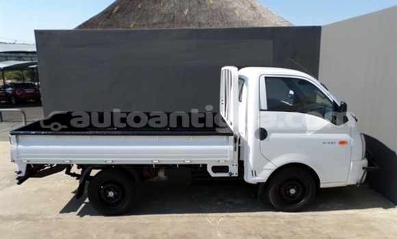 Buy Used Hyundai H200 White Car in St John's in Antigua Buy Used Hyundai H200 White Car in St John's in Antigua