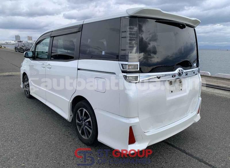 Big with watermark toyota voxy antigua import dubai 4869