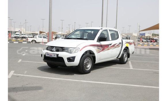Buy Import Mitsubishi L200 White Car in Import - Dubai in Antigua